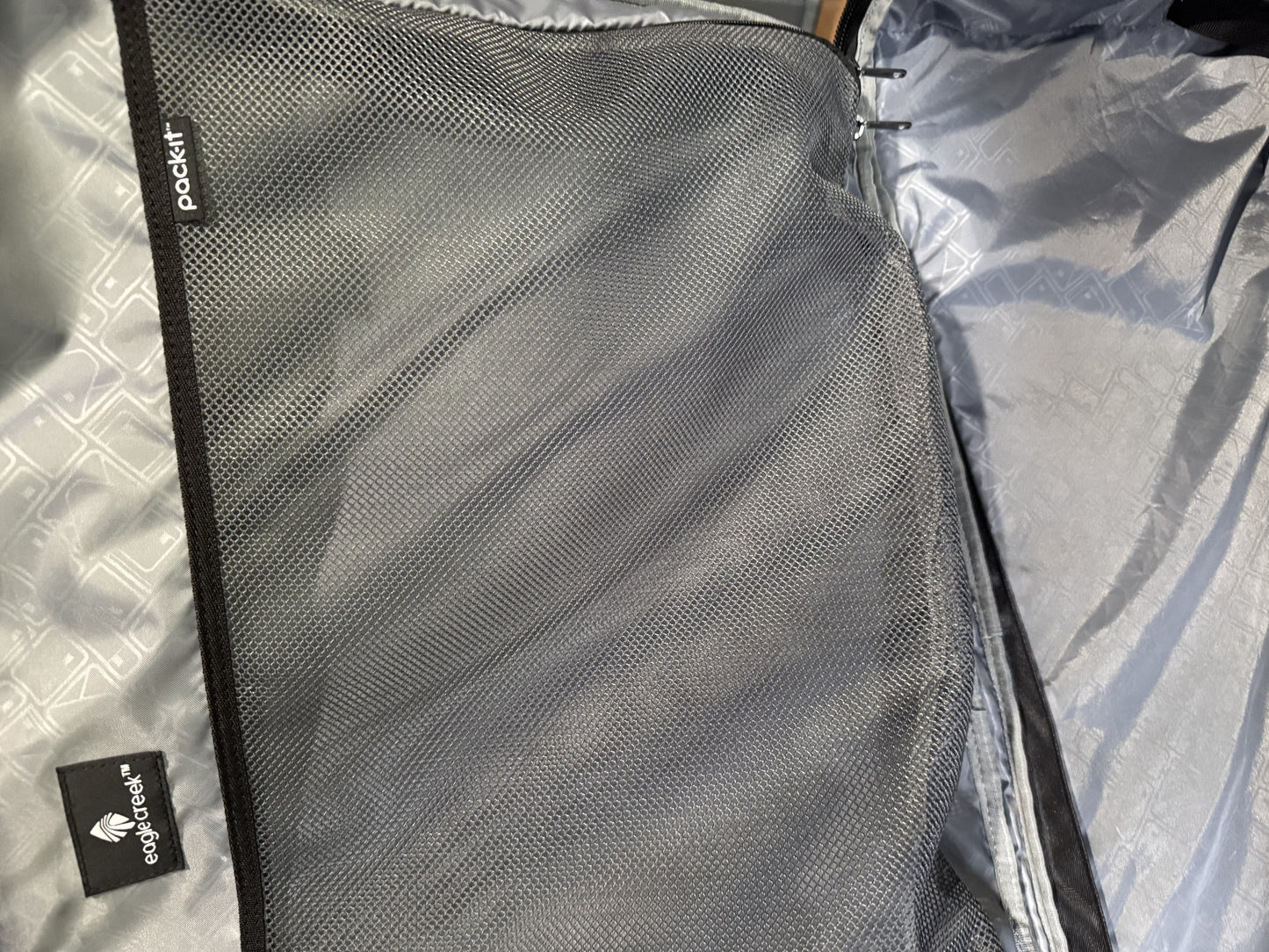 Eagle Creek Tarmac 29" Wheeled Luggage Grey / Black